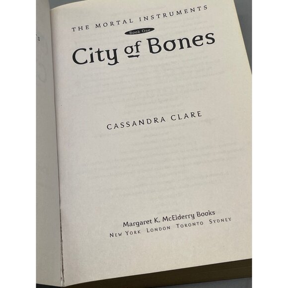 city of bones paperback book by cassandra clare 2007 English READ - Picture 5 of 5